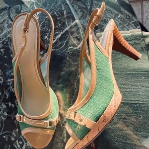 NINE WEST green & tan sandals size 9.5m